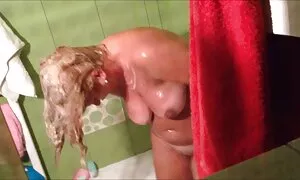Le ragazze corrono film erotici amatoriali in bagno.