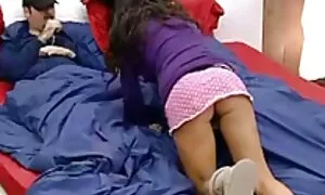 I bambini video amatoriali italiani erotici giocano con un tubo dell'acqua nella toilette