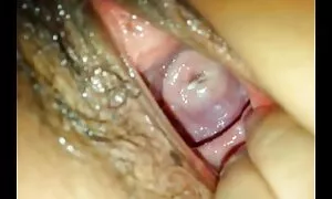 Una ragazza piena video erotici di una bottiglia vuota.
