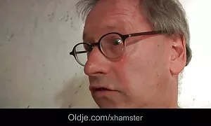 Ha giocato video porno massaggi orientali con il manico della sua mano.
