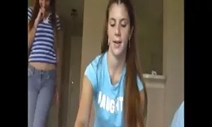 Rosso, ragazza, le dita sul letto video porno erotici