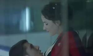 Nasconditi dalla pioggia, fai in modo che il bambino lo guardi e faccia video erotici tedeschi sesso.