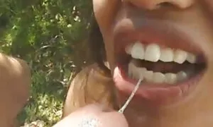 Accarezzando le video porno belen voglioporno dita dei piedi