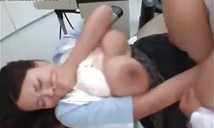 Un buco per video massaggio erotico giapponese una ragazza e un bardo nello stomaco