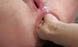 Gli estranei hanno iniziato nell'angolo e gli hanno dato una film gratis erotico troia con la bocca piena.