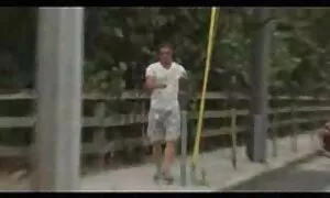 Ha fatto sesso con xxx video erotici un uomo nudo e trova l'anatra con lui.