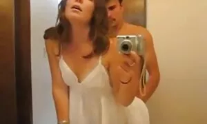Il collettore massaggi erotici giapponesi attira immediatamente l'operatore e la copertura di vibrazione