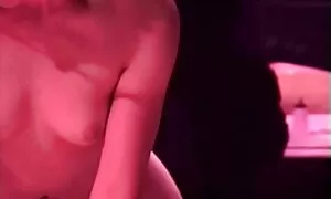 Giovani in coppia su un grande xxx film erotico letto.