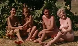Fu trafitta film vintage erotici con due arti sull'erba.