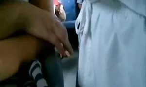 Una donna in piedi vicino alla video erotici scambisti pista
